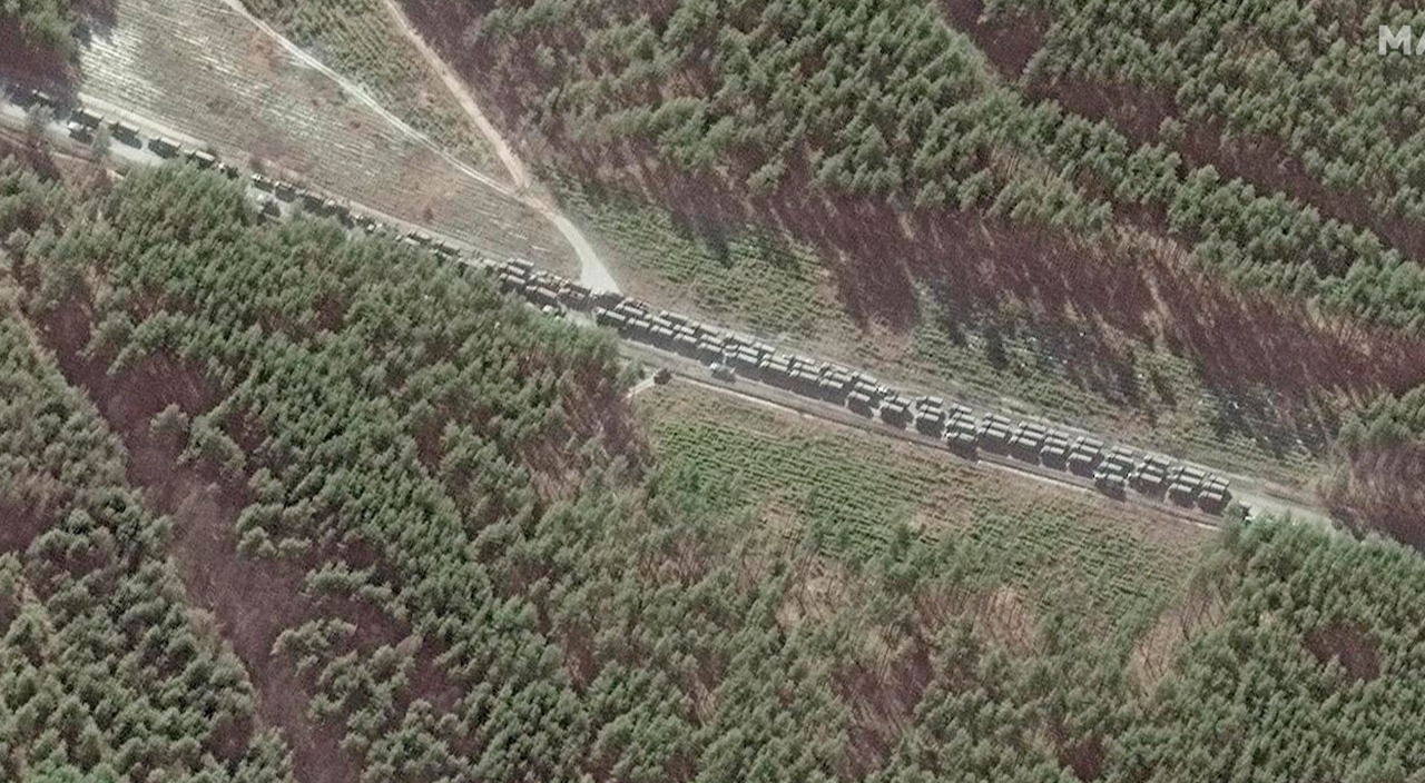 Uydu görüntüleri ortaya çıktı: 64 kilometrelik Rus konvoyu Kiev'e ilerliyor